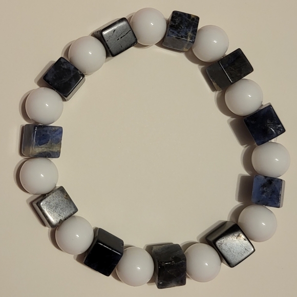 Lapis Lazuli and White Bead Bracelet - Picture 2 of 5